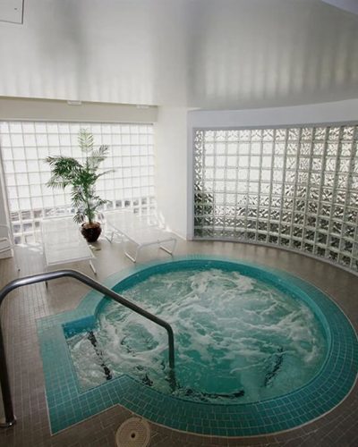 Jacuzzi. Photo courtesy of Quebec House.